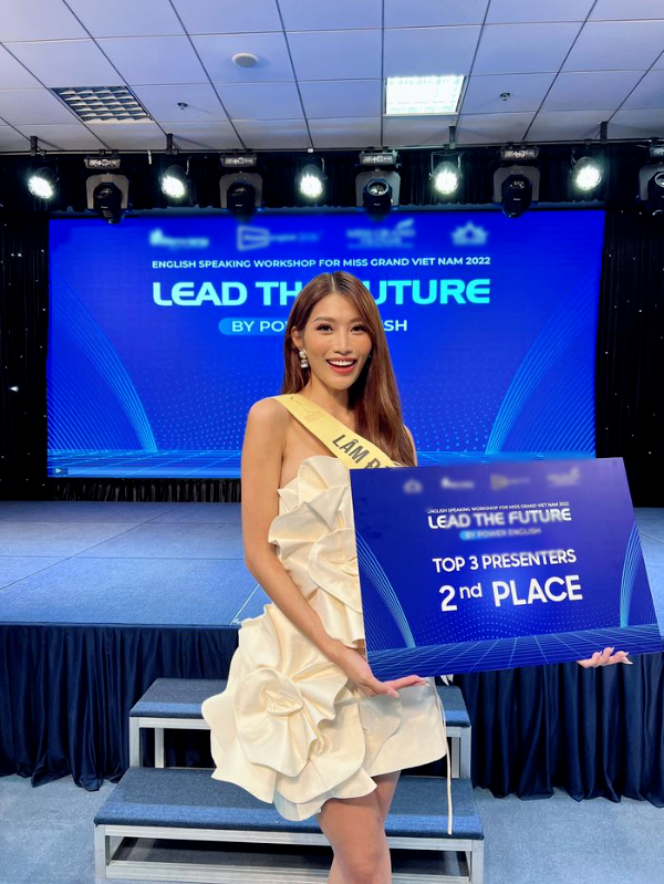 Thí sinh Miss Grand Vietnam bắn tiếng Anh trong phần thi hùng biện