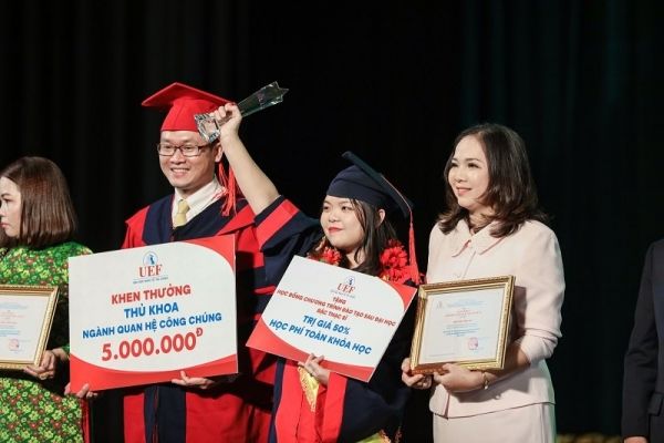 Thủ khoa đại học điểm tuyệt đối: Chăm đu idol Hàn Quốc, chơi game