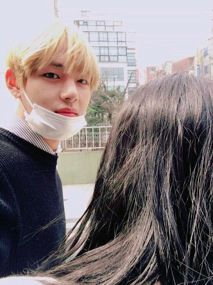Tin đồn hẹn hò trời ơi đất hỡi của idol Kpop: V bị đồn yêu cùng giới