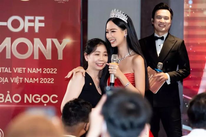 Top 3 Miss World Vietnam khoe ảnh chụp cùng bố mẹ: Nhan sắc di truyền