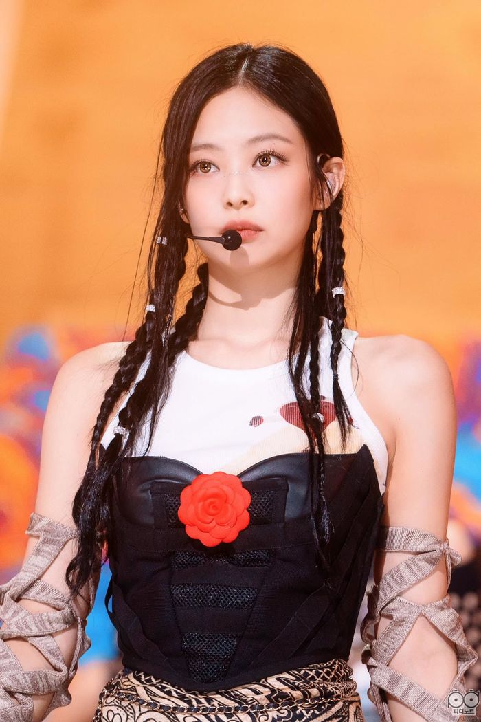 Trai xinh gái đẹp Kpop ngậm thìa vàng: Jennie chuẩn tiểu thư