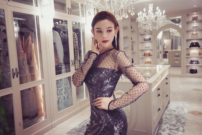 Tủ đồ đầy ắp hàng hiệu, ngăn nắp như cửa hàng của Huyền Baby