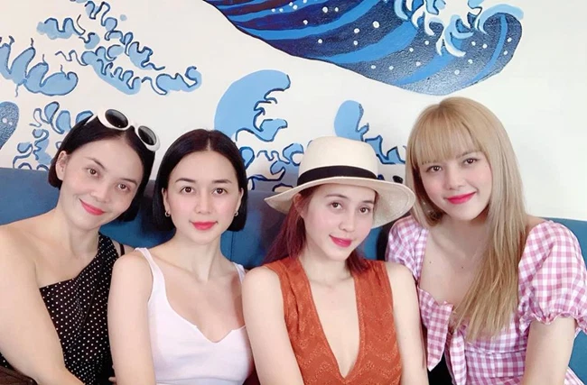 Tứ nữ họ Thiều khoe sắc: Visual đỉnh bất chấp, chân dài nuột nà
