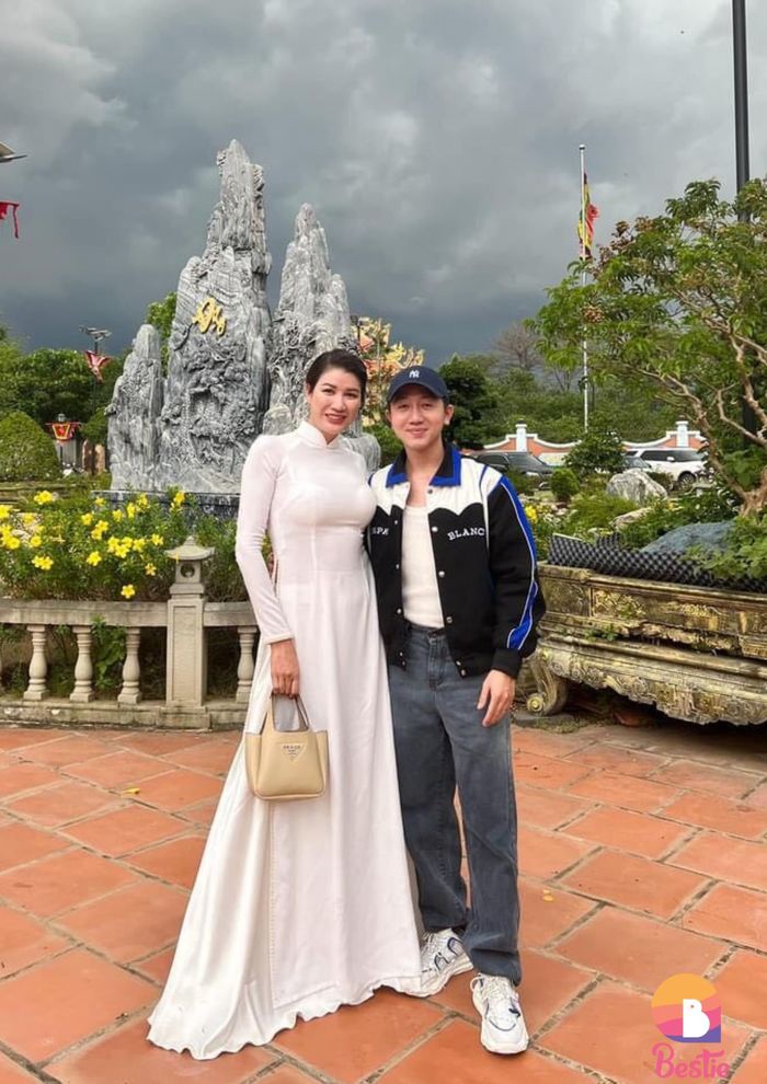Dàn sao Việt nô nức đi cúng Tổ nghề ở đền 100 tỷ của Hoài Linh