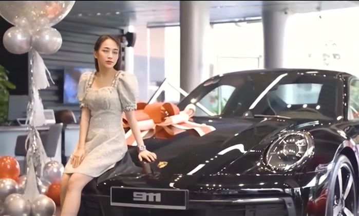 Vợ chồng rich kid Joyce Phạm tậu siêu xe bạc tỷ tuổi 23