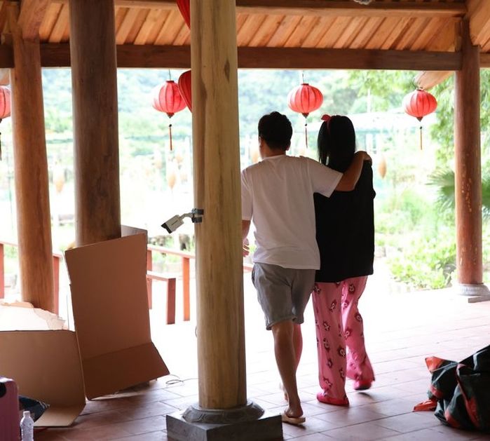 Những cặp vợ chồng sao Việt vô tư thể hiện tình cảm chốn đông người