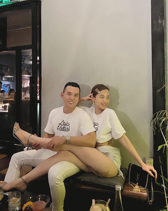 Những cặp vợ chồng sao Việt vô tư thể hiện tình cảm chốn đông người