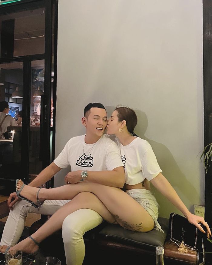 Những cặp vợ chồng sao Việt vô tư thể hiện tình cảm chốn đông người