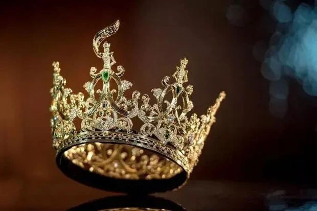 Vừa có mặt ở Thái Lan, Thuỳ Tiên liền được đội thử vương miện mới