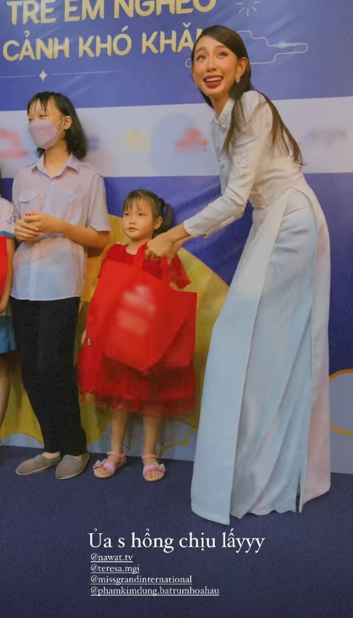 Vừa từ Ấn Độ trở về, Thùy Tiên đã đi trao quà cùng dàn hậu đình đám