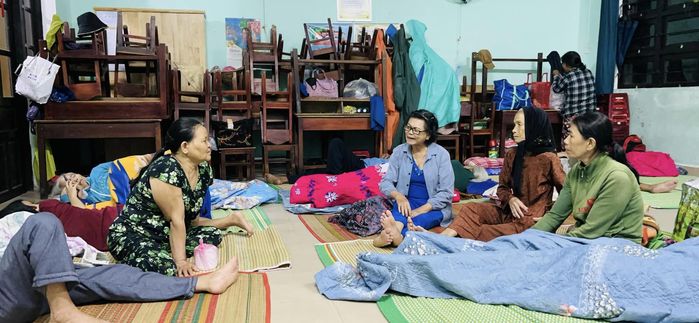 Xót cảnh nữ phóng viên VTV hiện trường dẫn từ tâm bão
