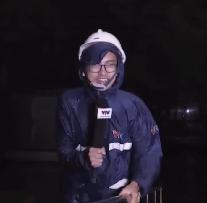 Xót cảnh nữ phóng viên VTV hiện trường dẫn từ tâm bão