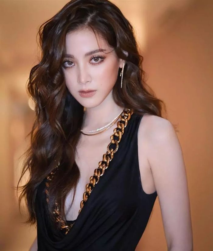 Huyền Baby đụng hàng với Baifern Pimchanok vẫn một chín một mười
