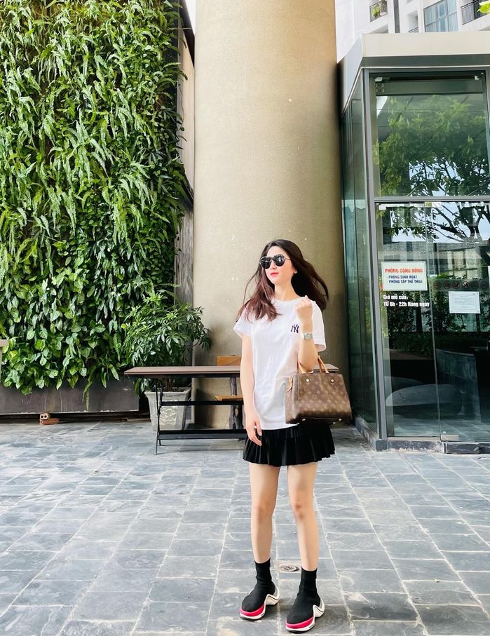Lóa mắt với bộ sưu tập toàn đồ hiệu của bạn gái Quang Hải