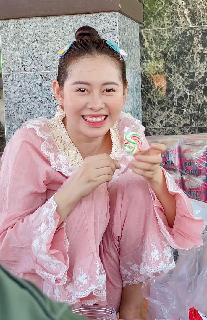 Vy Phạm đưa Dũng Gee về thăm quê ngoại, diện đồ chuẩn gái quê