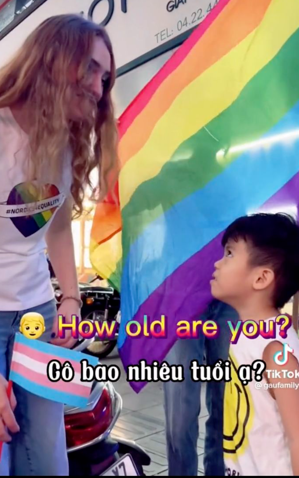 Thanh niên 4 tuổi bắn tiếng Anh với khách quốc tế, tán gái giúp bố