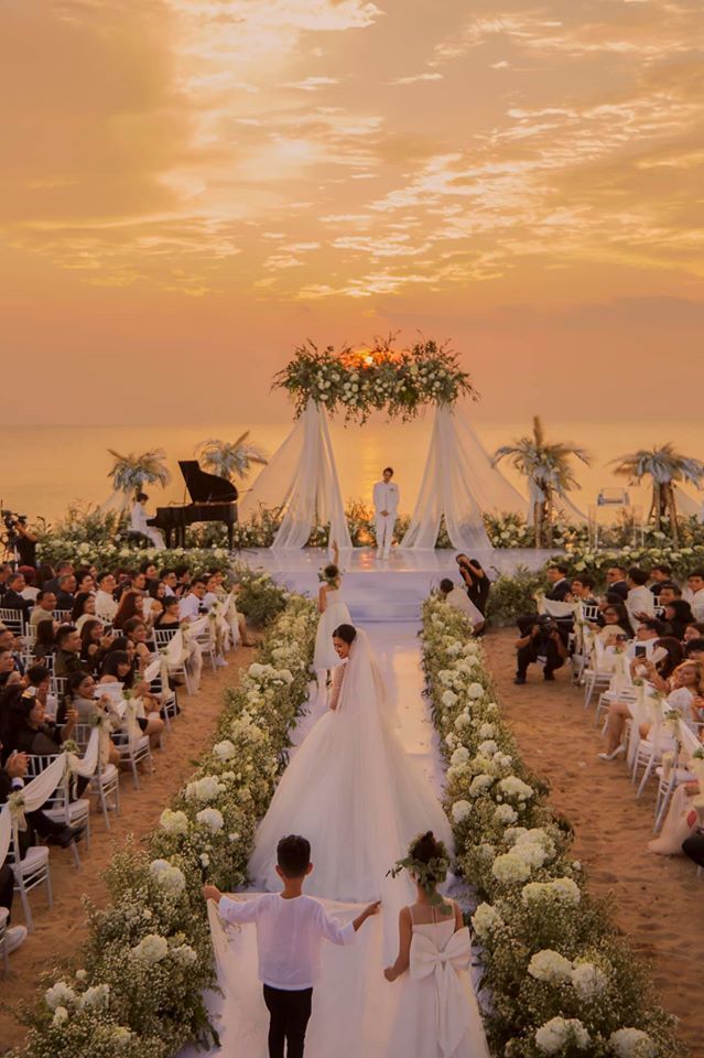 Những đám cưới của sao Việt được tổ chức lãng mạn trên bờ biển