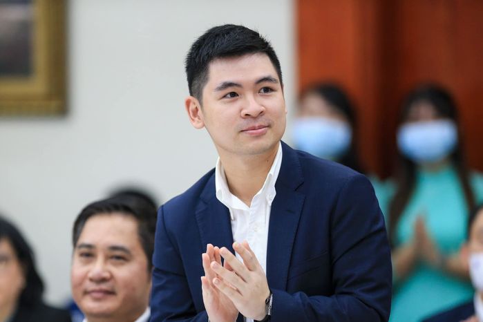 Con trai bầu Hiển đã chịu ra mặt khi thấy Đỗ Mỹ Linh đi làm phù dâu