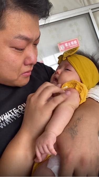 Chuyện làm bố: Anh chàng nức nở khi con tiêm, con khóc 1 bố khóc 10