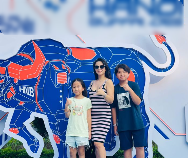 Con gái út nhà Shark Bình nhắn nhủ mẹ: Con chúc mẹ may mắn