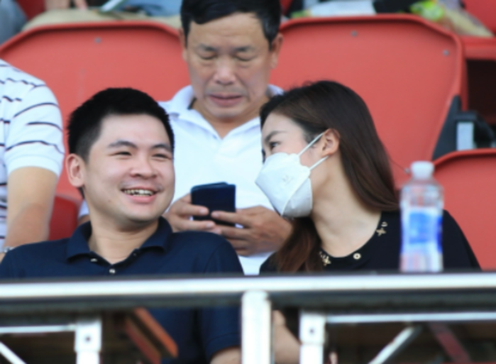 Con trai bầu Hiển đã chịu ra mặt khi thấy Đỗ Mỹ Linh đi làm phù dâu