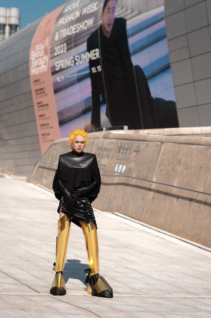 Hot Tiktoker Phạm Thoại quậy đục nước ở Seoul Fashion Week  