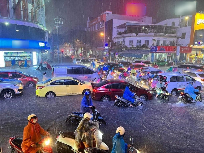 Đà Nẵng sau trận mưa kỷ lục: Hầm chui trăm tỷ cũng dâng cao cả mét
