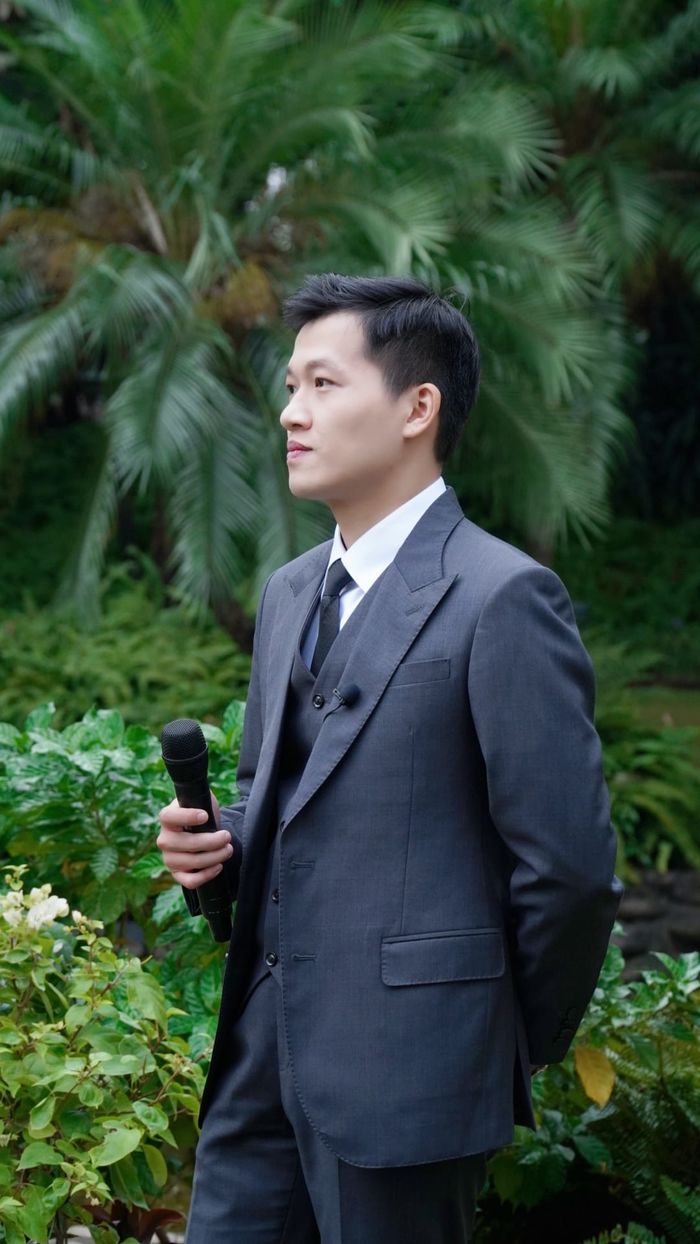 Làm MC trong đám cưới Bình An - Phương Nga, Trần Ngọc bị ngỡ là chú rể