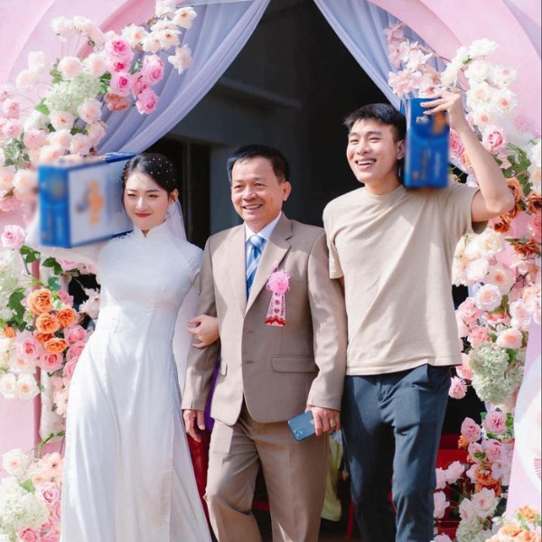 Gái lớn đi lấy chồng, bố và em trai hớn hở vác bia ăn mừng