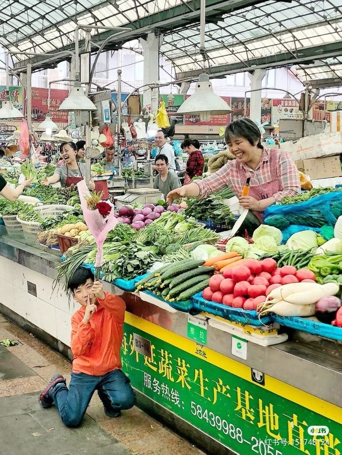 Mẹ bán rau hạnh phúc khi nhận được hoa từ con: Nhìn mà ấm lòng