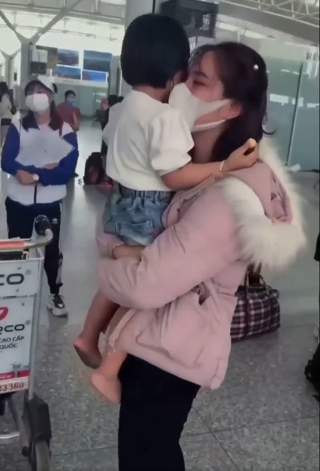 5 bà cháu ôm nhau khóc ở sân bay: “Không biết bao giờ gặp lại”