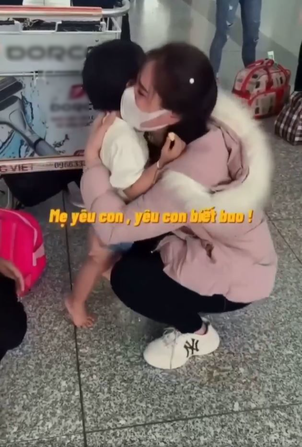 5 bà cháu ôm nhau khóc ở sân bay: “Không biết bao giờ gặp lại”