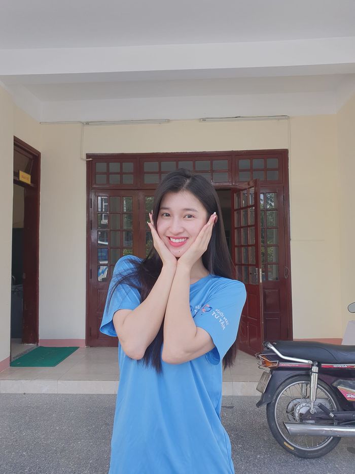 Á hậu Phương Nhi biến đổi style: Mặc item bó sát khoe tòa thiên nhiên