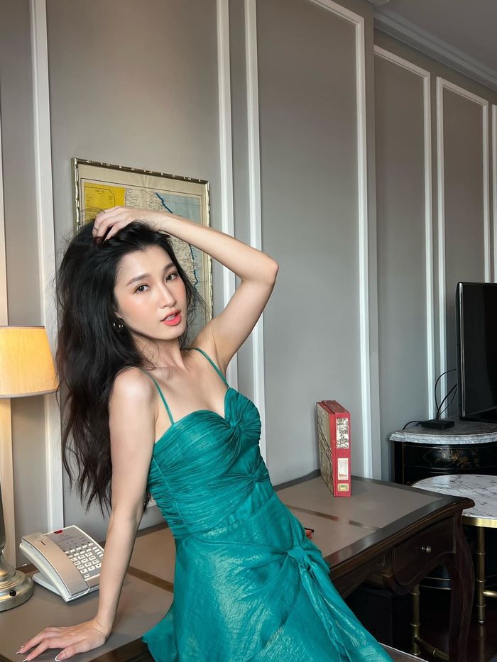 Á hậu Phương Nhi biến đổi style: Mặc item bó sát khoe tòa thiên nhiên