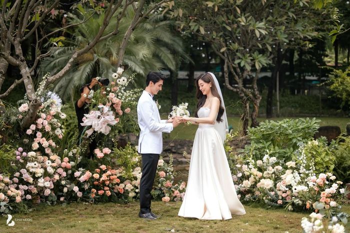 Ai xứng danh bà hoàng thay váy cưới trong hôn lễ nhiều nhất Vbiz?