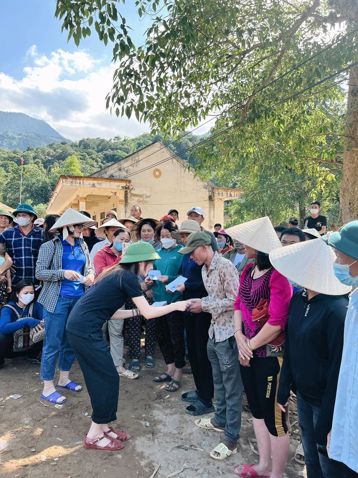 Ảnh hot sao Việt 13/10: Anh Thư hóa nữ thần biển cả
