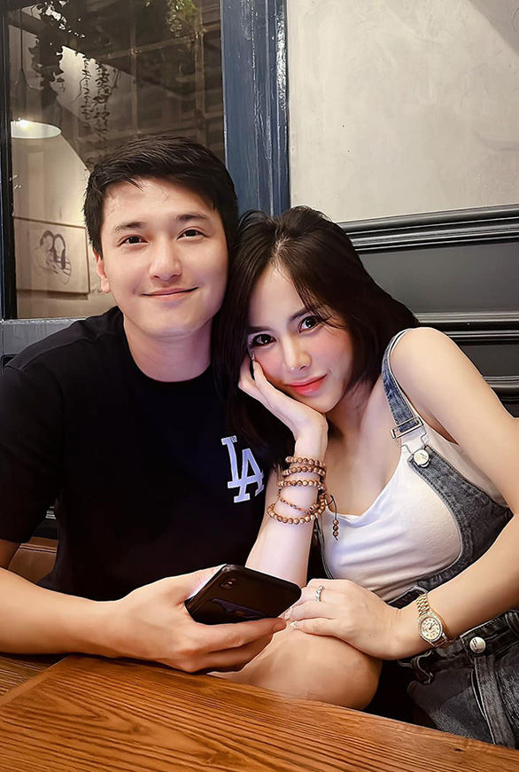 Ảnh hot sao Việt 2/10: Đoàn Thiên Ân mặc lại váy của Khánh Vân