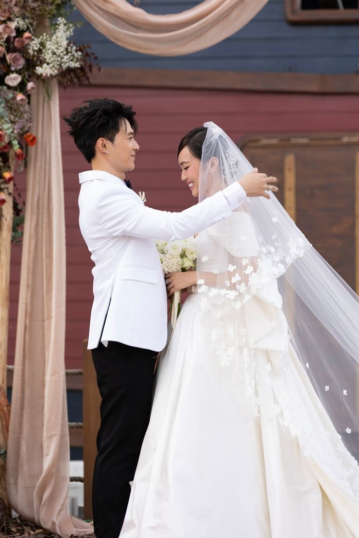 Anh Tú khóc trong đám cưới với Diệu Nhi: Con chờ ngày này lâu lắm rồi