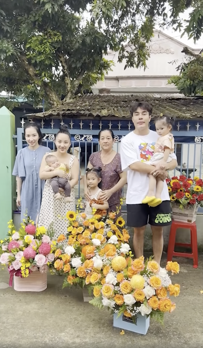Bà xã Lê Dương Bảo Lâm phát quạu khi được chồng hiếm hoi tặng hoa