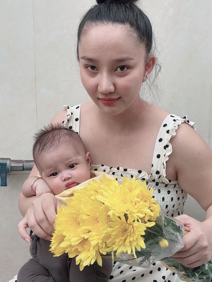 Bà xã Lê Dương Bảo Lâm phát quạu khi được chồng hiếm hoi tặng hoa