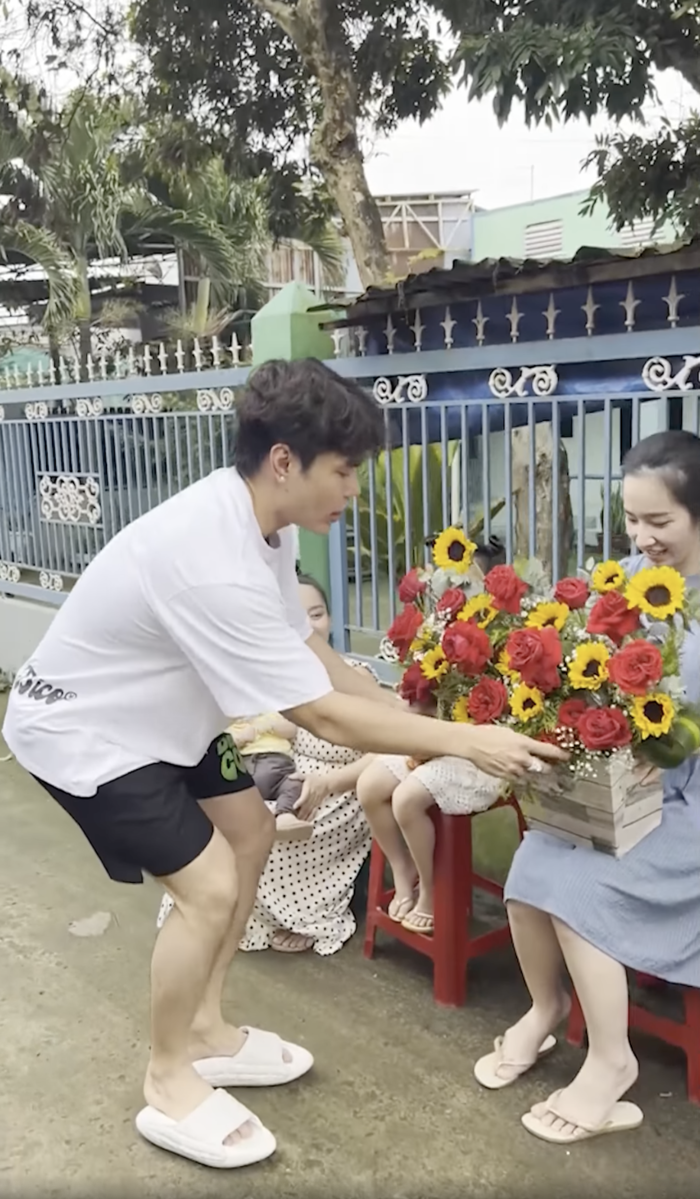 Bà xã Lê Dương Bảo Lâm phát quạu khi được chồng hiếm hoi tặng hoa