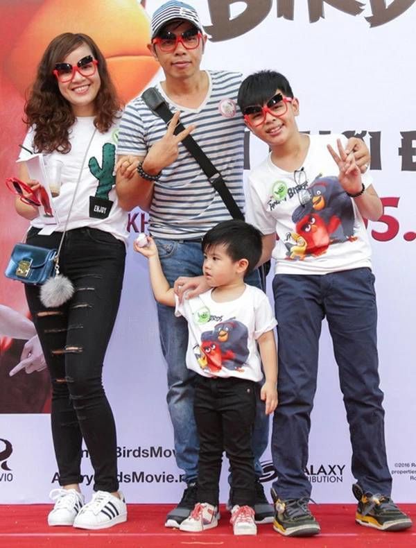 Bà xã Thái Hòa hiếm hoi xuất hiện, tháp tùng ông hoàng phòng vé