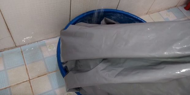 Chuyện quan trọng nhưng mấy ai làm: Đi mưa về là phải giặt áo mưa