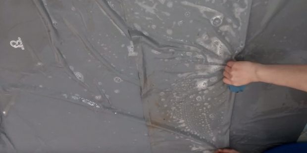 Chuyện quan trọng nhưng mấy ai làm: Đi mưa về là phải giặt áo mưa