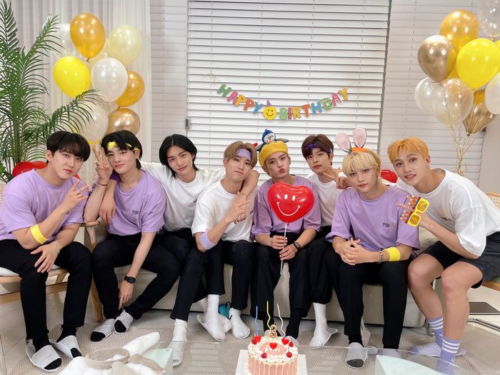 Bang Chan (Stray Kids): Idol toàn năng, nhường hẳn phiếu ăn cho TWICE