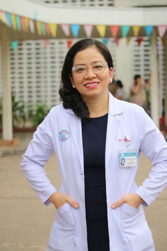 Bệnh nhân mang thùng xăng đến tặng, nữ bác sĩ bối rối nhận quà