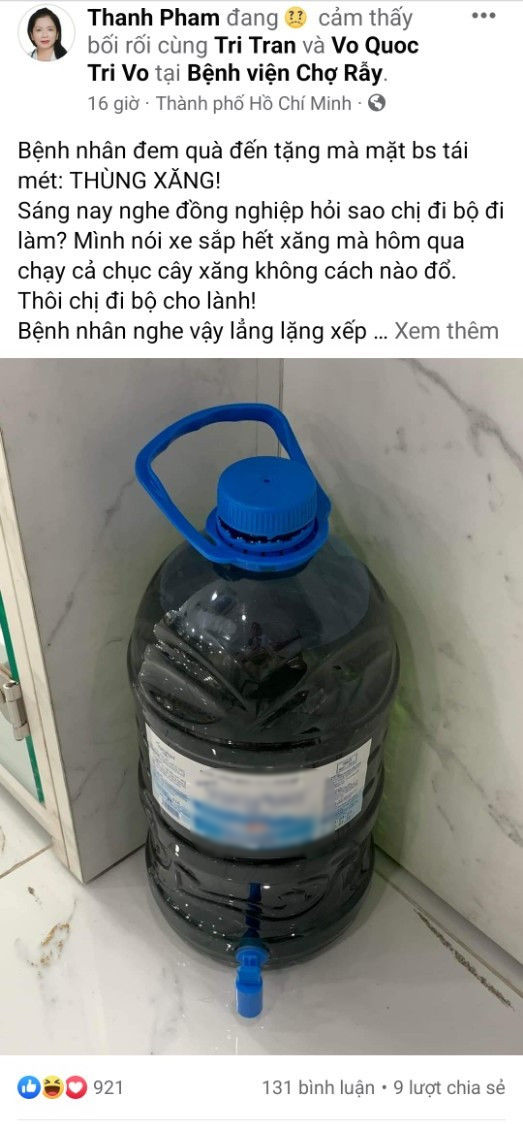 Bệnh nhân mang thùng xăng đến tặng, nữ bác sĩ bối rối nhận quà