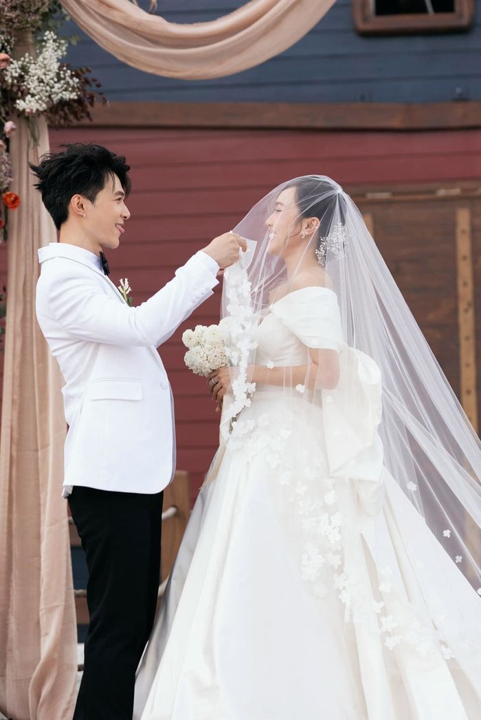 Bí mật được bật mí trong hôn lễ sao Việt: Diệu Nhi thừa nhận dao kéo