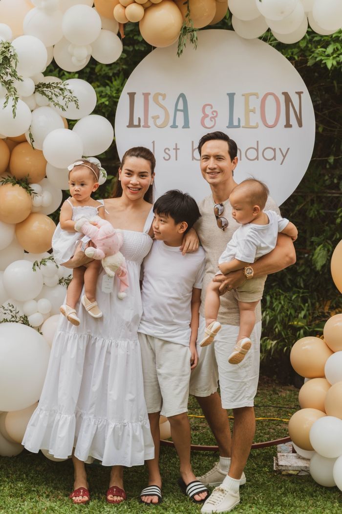 Biểu cảm bẽn lẽn đáng yêu của Leon khi được chị gái yêu thương
