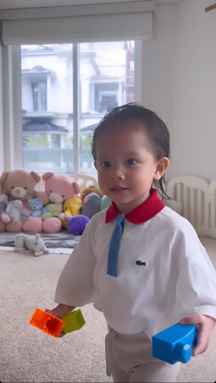 Biểu cảm bẽn lẽn đáng yêu của Leon khi được chị gái yêu thương